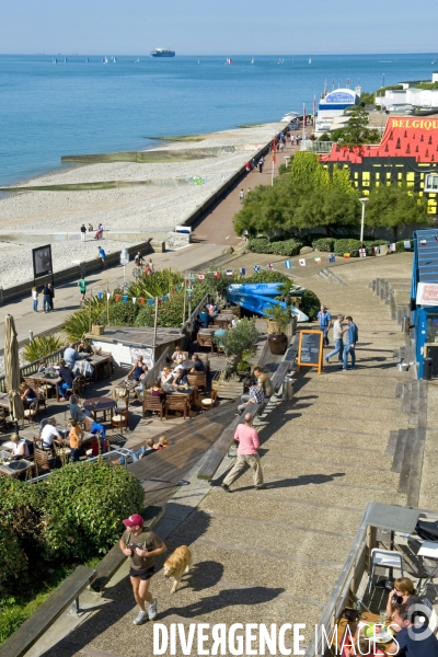 Illustration Septembre2015.Le Havre.Terrasse d un cafe restaurant sur le front de mer