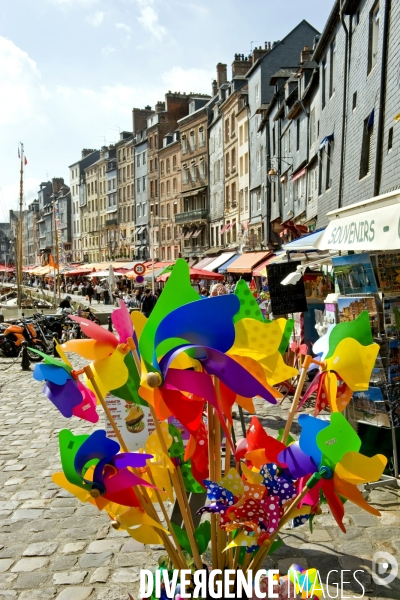 Illustration Septembre2015.Honfleur.Moulins a vent sur le quai du port