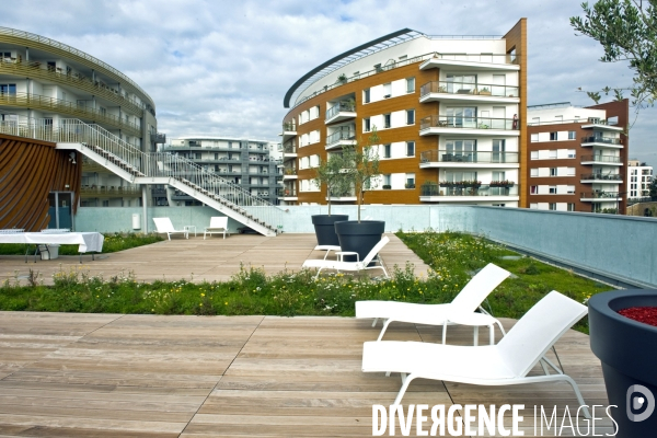 Premiere piscine Feng Shui de France a Issy les Moulineaux. Le solarium sur le toit et sa vue sur les immeubles d habitation de l eco-quartier numerique du fort d Issy.