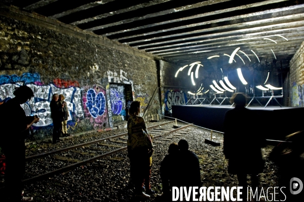 Nuit Blanche 2015.arsec, installation cinetique lumineuse dans un tunnel de la Petite Ceinture de Joris Strijbos et Daan Johan.