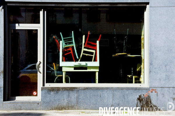 Illustration Septembre 2015.Bruxelles.Chaises sur tables dans une vitrine d un boutique en ecentre vielle