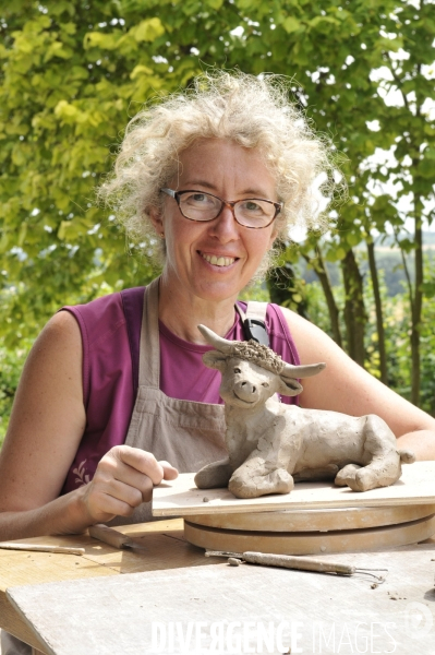 Femme artiste : Laure Bruas sculpteur céramiste avec technique de cuisson Raku-yaki. Woman artist sculptor ceramist.