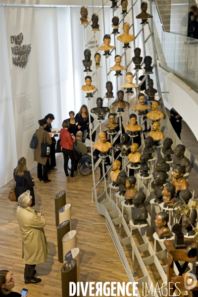 Au musee de l Homme .Une structure porte 79 bustes de platres realises au 19 eme et qui illustrent la diversite humaine.
