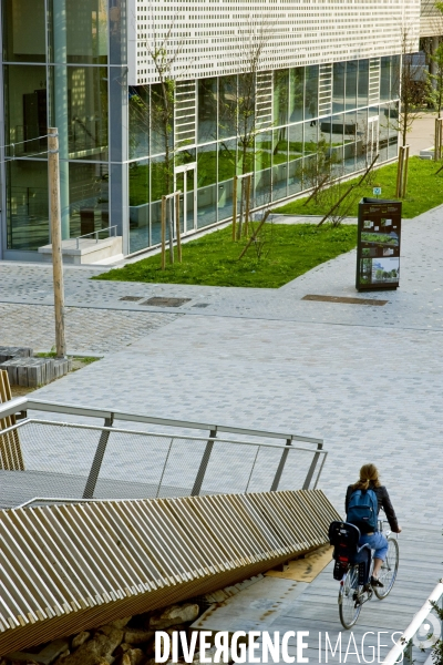 La passerelle sur le peripherique nord, un pas vers le Grand Paris