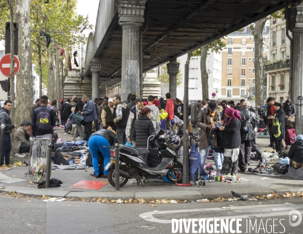 Marché informel sous le métro aérien