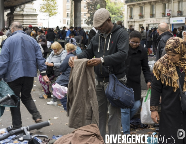 Marché informel sous le métro aérien