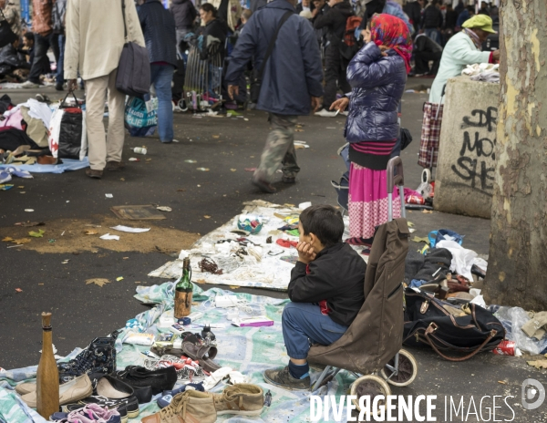 Marché informel sous le métro aérien