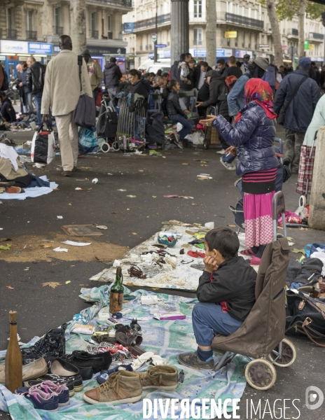 Marché informel sous le métro aérien