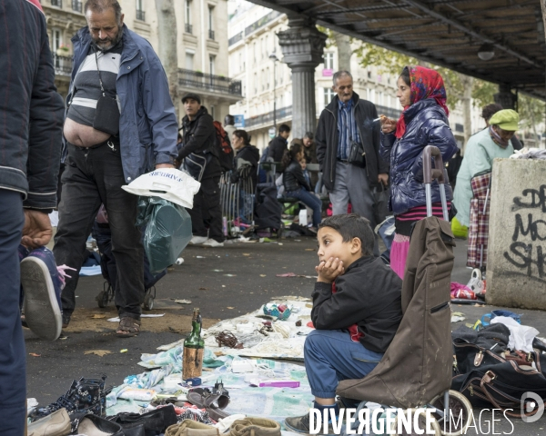 Marché informel sous le métro aérien