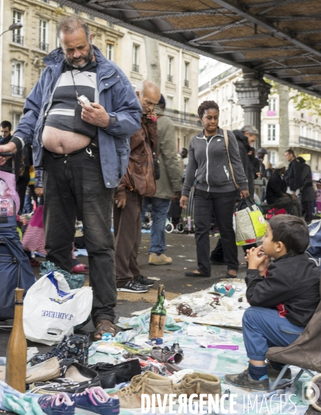 Marché informel sous le métro aérien