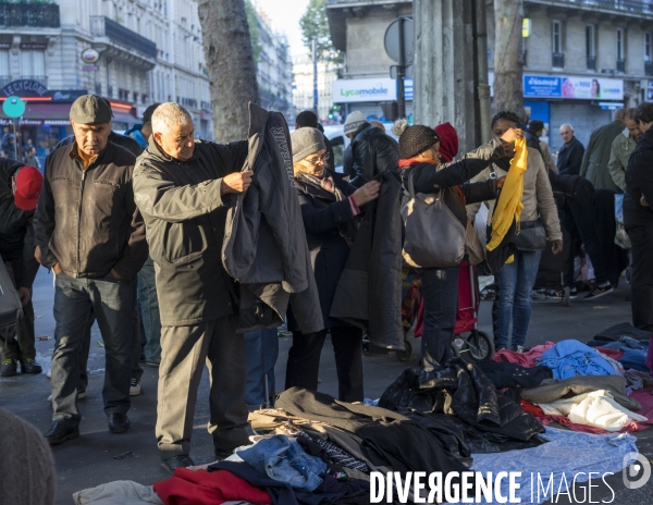 Marché informel sous le métro aérien