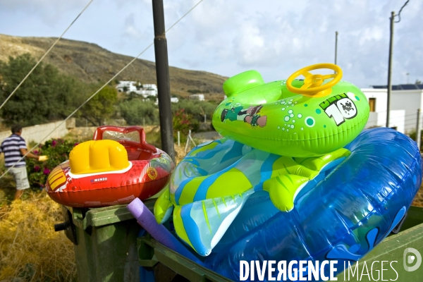 Fin de la saison touristique a Rhodes..Des bouees d enfant dans les poubelles