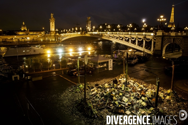 La Motte de DEEE  (D3E pour Déchets Equipement Electrique et Electronique), installation de Guillaume KRICK, artiste canadien vivant à Lille, dans le cadre de la foire d art contemporain SLICK, sur les bords de la Seine.