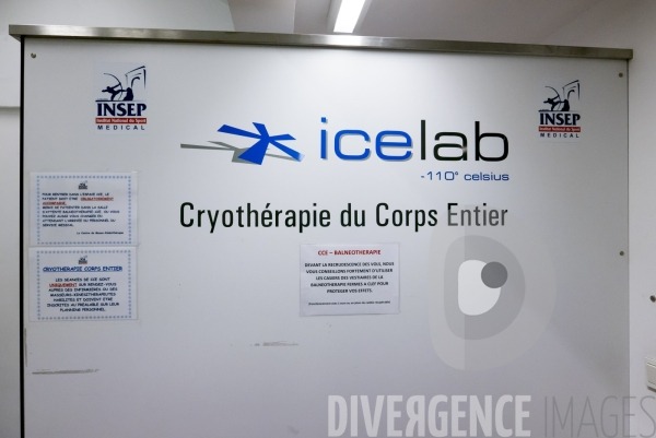 Séance de cryothérapie corps entier à l Insep à Paris.