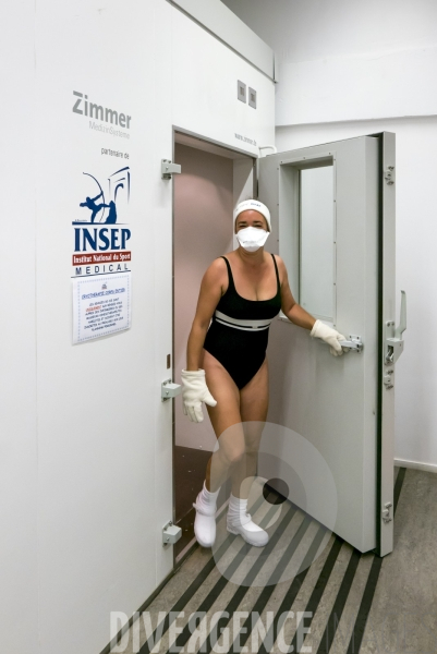Séance de cryothérapie corps entier à l Insep à Paris.