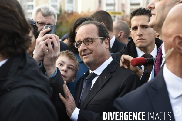 François HOLLANDE visite le quartier rénové de Trèves-Fribourg