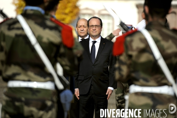 HOLLANDE inaugure le service militaire volontaire