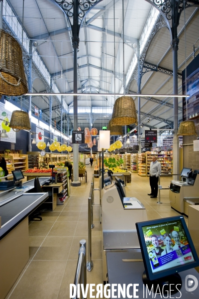 Illustration Octobre2015.Le supermarche Simply Market sous la halle Secretan