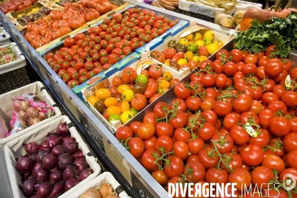 Illustration Octobre2015.Varietes de tomates et d oignons dans un supermarche