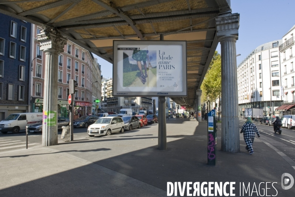 Illustration Octobre2015.Panneaux Decaux sous le metro aerien pres de la Rotonde de Stalingrad