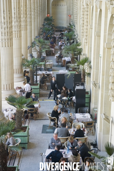 Illustration Octobre2015.La terrasse du restaurant le Petit Palais