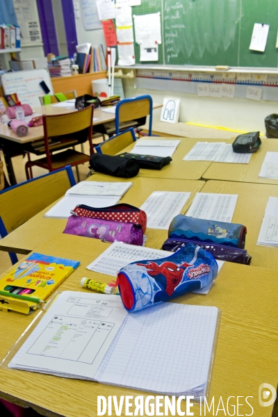 Illustration Octobre2015.Trousses et cahiers dans une salle de classe de l ecole elementaire Clignancourt
