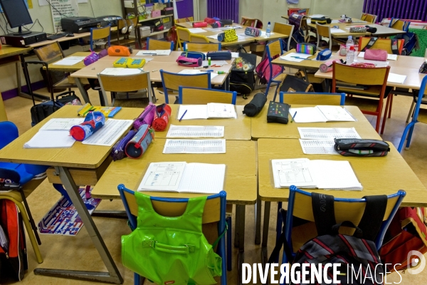Illustration Octobre2015.Trousses cahiers et cartables dans une salle de classe de l ecole elementaire Clignancourt