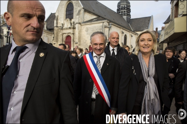 Marine Le PEN, candidate Front national aux régionales dans le nord, est venue déposer une gerbe à l occasion de la commémoration du 11 novembre, invitée par le maire FN de Villers-Cotterêts Franck BRIFFAUT.
