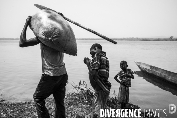 Refugees from car just arrived in the unhcr bili camp, in north congo drc.