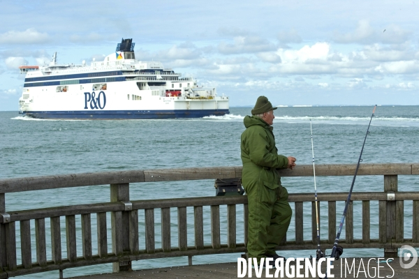 Illustration Octobre2015.Un pecheur au bout de la jetee,ragarde un ferry P&O sortant du port de Calais
