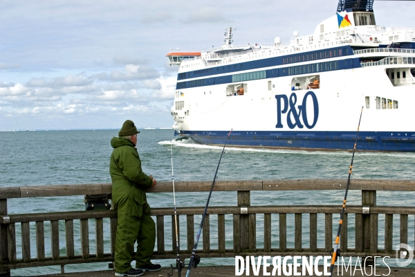 Illustration Octobre2015.Un pecheur au bout de la jetee,regarde un ferry P&O sortant du port de Calais
