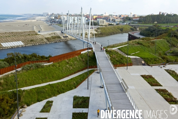 Illustration Octobre2015La passerelle pietonne entre Dunkerque et Malo les Bains.