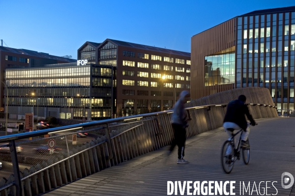 La passerelle sur le peripherique nord, un pas vers le Grand Paris