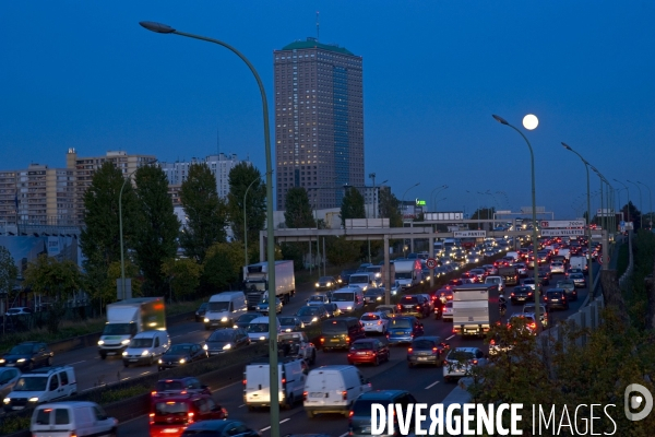 Pleine lune et Embouteillage sur le peripherique nord, a l heure de la sortie des bureaux