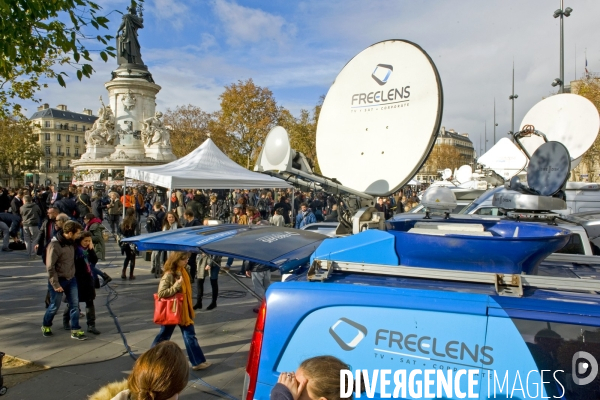 Place de la Republique,les teles du monde entier en direct du rassemblement pour la minute de silence en hommage aux victimes des fusillades de Paris et Saint Denis