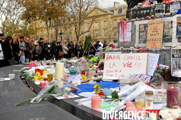 Place de la Republique,rassemblement pour la minute de silence en hommage aux victimes des fusillades de Paris et Saint Denis