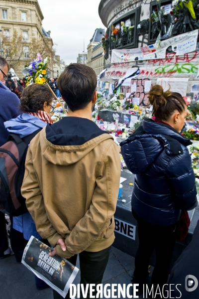 Place de la Republique,rassemblement pour la minute de silence en hommage aux victimes des fusillades de Paris et Saint Denis