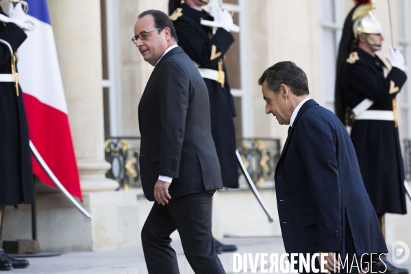 F. Hollande recoit N. Sarkozy apres les attentats du 13 novembre.