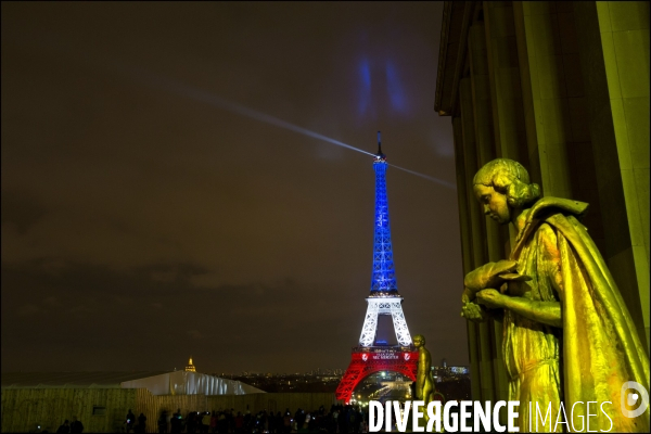 Après les attentats du 13 novembre, la Tour Eiffel fermée depuis 2 jours s illumine de bleu banc rouge et arbore la devise de Paris  Fluctuat nec mergitur  en signe de résistance au terrorisme.