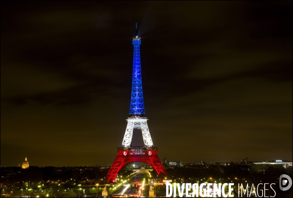 Après les attentats du 13 novembre, la Tour Eiffel fermée depuis 2 jours s illumine de bleu banc rouge et arbore la devise de Paris  Fluctuat nec mergitur  en signe de résistance au terrorisme.