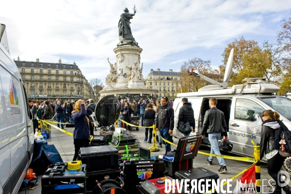 Place de la Republique,les teles du monde entier en direct du rassemblement pour la minute de silence en hommage aux victimes des fusillades de Paris et Saint Denis