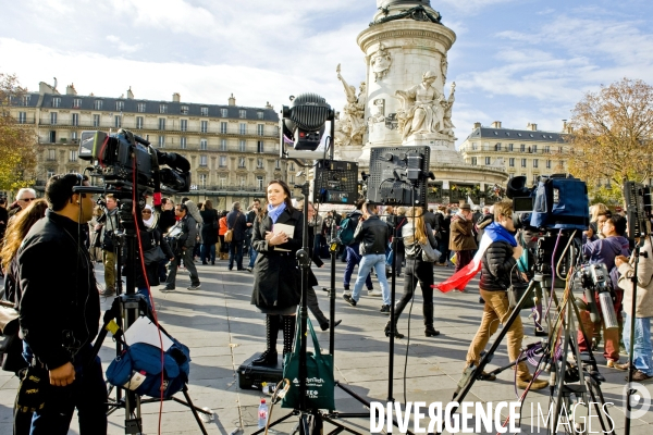 Place de la Republique,les teles du monde entier en direct du rassemblement pour la minute de silence en hommage aux victimes des fusillades de Paris et Saint Denis