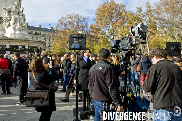 Place de la Republique,les teles du monde entier en direct du rassemblement pour la minute de silence en hommage aux victimes des fusillades de Paris et Saint Denis