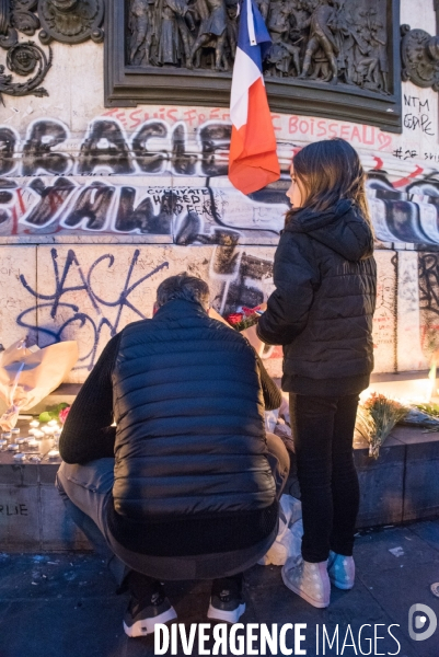 Veillees des parisiens devant les sites des attaques terroristes du 13 novembre 2015