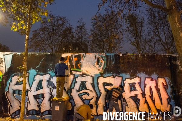 Veillees des parisiens devant les sites des attaques terroristes du 13 novembre 2015