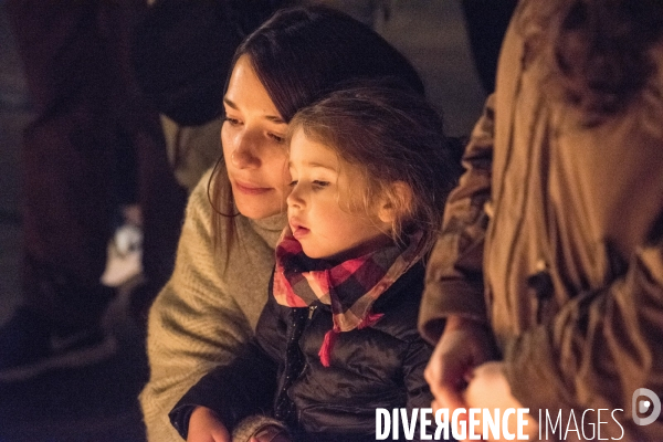 Veillees des parisiens devant les sites des attaques terroristes du 13 novembre 2015