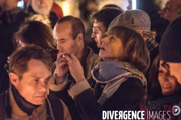 Veillees des parisiens devant les sites des attaques terroristes du 13 novembre 2015