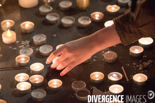 Veillees des parisiens devant les sites des attaques terroristes du 13 novembre 2015