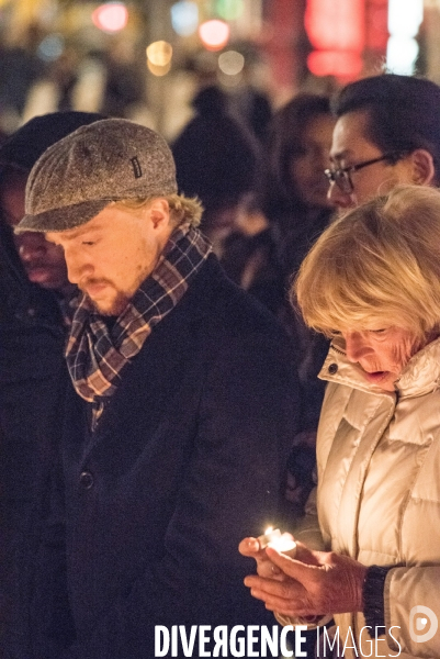 Veillees des parisiens devant les sites des attaques terroristes du 13 novembre 2015