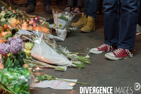 Veillees des parisiens devant les sites des attaques terroristes du 13 novembre 2015